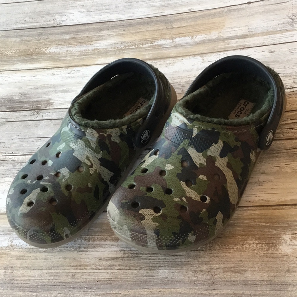 Crocs Camouflage Fuzz Lined Clogs Youth Sz 2 EUC